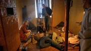 Tatsächlich liegt im alten Abrisshaus die Leiche von Jens Krause (Marcel Schulenberg, 2.v.l.). Dr. Helene Sturbeck (Katharina Blaschke, l.) und Roswitha Prinzler (Silke Matthias, r.) können den beiden Hauptkommissaren Karoline Joost (Nike Fuhrmann, 3.v.l.) und Lars Pöhlmann (Dominic Boeer, 2.v.r.) bislang allerdings nur eines mit Sicherheit sagen: der Mann wurde erschlagen. Tatsächlich liegt im alten Abrisshaus die Leiche von Jens Krause (Marcel Schulenberg, 2.v.l.). Dr. Helene Sturbeck (Katharina Blaschke, l.) und Roswitha Prinzler (Silke Matthias, r.) können den beiden Hauptkommissaren Karoline Joost (Nike Fuhrmann, 3.v.l.) und Lars Pöhlmann (Dominic Boeer, 2.v.r.) bislang allerdings nur eines mit Sicherheit sagen: der Mann wurde erschlagen.