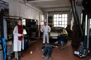 Rivalit&auml;t, Entt&auml;uschung oder doch Notwehr? Kriminalhauptkommissarin Martina Seiffert (Astrid M. F&uuml;nderich, l.), Kriminalkommissar Jo Stoll (Peter Ketnath, r.) und Rechtsmediziner Dr. Benedikt F&ouml;rster (Florian W&uuml;nsche, M.) suchen nach m&ouml;glichen Hinweisen, wer den Stuttgarter Gebrauchtwagenh&auml;ndler erschlagen haben k&ouml;nnte und warum?