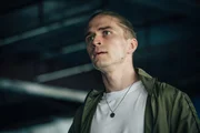 Nachdem Sneakerboy (Lion Russell Baumann) Elsa auf der Toilette die Augenbinde etwas hochgeschoben hatte, muss er seinen Komplizen versichern, dass Elsa ihn nicht gesehen hat. Nachdem Sneakerboy (Lion Russell Baumann) Elsa auf der Toilette die Augenbinde etwas hochgeschoben hatte, muss er seinen Komplizen versichern, dass Elsa ihn nicht gesehen hat.