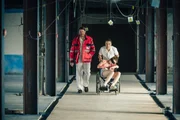 Robert (Roeland Wiesnekker, l.) und Sneakerboy (Lion Russell Baumann, r.) haben Veras Forderung erfüllt und Elsa (Paula Hartmann, M.) den abgetrennten Daumen retransplantiert. Wird Vera nun ihre Forderungen erfüllen? Robert (Roeland Wiesnekker, l.) und Sneakerboy (Lion Russell Baumann, r.) haben Veras Forderung erfüllt und Elsa (Paula Hartmann, M.) den abgetrennten Daumen retransplantiert. Wird Vera nun ihre Forderungen erfüllen?