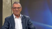 Ein gesundes Herz ist die Grundlage für ein langes und vitales Leben. Doch es ist auch ein sensibles Organ, das auf Stress und ungesunde Gewohnheiten reagiert. Daher ist es essenziell, das Herz zu pflegen - wie hält man sein Herz also gesund? Welche Warnsignale sollte man ernst nehmen? Und welchen Einfluss haben Ernährung, Bewegung und Lebensstil wirklich? Diese Fragen diskutiert Prof. Meryn im Sprechzimmer gemeinsam mit seinen Gästen. Im Bild: Joachim Renner. Ein gesundes Herz ist die Grundlage für ein langes und vitales Leben. Doch es ist auch ein sensibles Organ, das auf Stress und ungesunde Gewohnheiten reagiert. Daher ist es essenziell, das Herz zu pflegen - wie hält man sein Herz also gesund? Welche Warnsignale sollte man ernst nehmen? Und welchen Einfluss haben Ernährung, Bewegung und Lebensstil wirklich? Diese Fragen diskutiert Prof. Meryn im Sprechzimmer gemeinsam mit seinen Gästen. Im Bild: Joachim Renner.