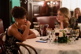 Lori (Jasmine Mathews, l.) hat es nicht einfach mit ihrem tollpatschigen Mann, das wei&szlig; auch ihre Freundin Anne (Kaley Cuoco, r.).