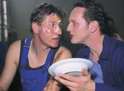 Bongartz (Max Gertsch, re.), der verdeckt als Gefangener im Gefängnis ermittelt, hat eine Auseinandersetzung mit dem Mitgefangenen Menzel (Michael Kind). Bongartz (Max Gertsch, re.), der verdeckt als Gefangener im Gefängnis ermittelt, hat eine Auseinandersetzung mit dem Mitgefangenen Menzel (Michael Kind).