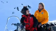 Markus (Sebastian Str&ouml;bel, r.) &uuml;berrascht seinen Freund und Kollegen Tobi (Markus Brandl, l.) mit der Frage, ob er seine Nachfolge als Leiter der Bergrettung antreten m&ouml;chte.