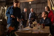 Ein junger Umweltaktivist wird w&auml;hrend eines Polizeieinsatzes in einem Zeltlager erstochen aufgefunden. Sowohl die Aktivistin Sarah Roth (Emma Br&uuml;ggler, r.) als auch der Bruder des Opfers, Sven Kohler (Frederik Bott, 2.v.r.) m&uuml;ssen sich gegen&uuml;ber Kriminalkommissar Jo Stoll (Peter Ketnath, l.) und den Beamten erkl&auml;ren. Warum ist Sven in Besitz von Waffen und wo war Sarah zur Tatzeit?