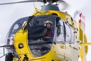 Vom Rettungshubschrauber aus hält Bergretterin Katharina (Luise Bähr) Ausschau nach dem verletzten Daniel Faltermayer. Vom Rettungshubschrauber aus hält Bergretterin Katharina (Luise Bähr) Ausschau nach dem verletzten Daniel Faltermayer.