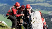 Bei Bennys (Florian Burgkart, 2. v. l.) Bergung bekommen Tobi (Markus Brandl, l.) und Katharina (Luise Bähr, r.) Unterstützung von Walther Senn (Helmfried von Lüttichau, 2. v. r.). Bei Bennys (Florian Burgkart, 2. v. l.) Bergung bekommen Tobi (Markus Brandl, l.) und Katharina (Luise Bähr, r.) Unterstützung von Walther Senn (Helmfried von Lüttichau, 2. v. r.).