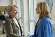 Der Flurfunk ist noch nicht bis zu Marie Brand (Mariele Millowitsch, l.) durchgedrungen. Daher erlaubt sich Staatsanwältin Dr. Carolin Kersting (Leslie Malton, r.) selbst, Marie über ihre gemeinsame Vergangenheit mit Simmel aufzuklären. Der Flurfunk ist noch nicht bis zu Marie Brand (Mariele Millowitsch, l.) durchgedrungen. Daher erlaubt sich Staatsanwältin Dr. Carolin Kersting (Leslie Malton, r.) selbst, Marie über ihre gemeinsame Vergangenheit mit Simmel aufzuklären.