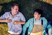 Eine erste Ann&auml;herung zwischen dem frisch gebackenen Vater-Sohn-Duo Julian (Ben M&uuml;nchow, l.) und Ernst (Diyar Ilhan, r.). Gemeinsam freuen sie sich &uuml;ber ihre Racheaktion gegen Jannik.