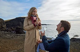 Alex (Ferdinand Seebacher) macht Claudia (Ann-Kathrin Kramer) einen Heiratsantrag.