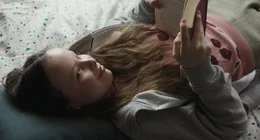 Marielle (Laeni Geiseler) freut sich &uuml;ber das, was Tobias ihr erz&auml;hlt.