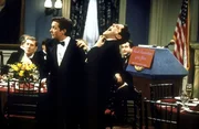 Bei einem Dinner kommt Mike (Michael J. Fox, M. l.) James (Alexander Gaberman, M. r.) zu Hilfe ...