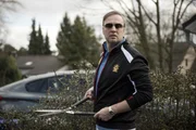 Lehmanns Nachbar Enno Wevel (Stephan Grossmann) ist bei der Gartenarbeit und verfolgt interessiert die Geschehnisse bei den Lehmanns. Lehmanns Nachbar Enno Wevel (Stephan Grossmann) ist bei der Gartenarbeit und verfolgt interessiert die Geschehnisse bei den Lehmanns.