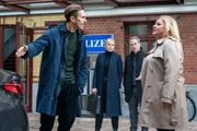 Moritz Brenner (Johannes Hendrik Langer, l.) und Dagmar Schnee (Petra Kleinert, r.) streiten sich um den Parkplatz vor dem Präsidium. Ina Zimmermann (Melanie Marschke, 2.v.l.) und Jan Maybach (Marco Girnth, 2.v.r.) schauen dem Streit amüsiert zu. Moritz Brenner (Johannes Hendrik Langer, l.) und Dagmar Schnee (Petra Kleinert, r.) streiten sich um den Parkplatz vor dem Präsidium. Ina Zimmermann (Melanie Marschke, 2.v.l.) und Jan Maybach (Marco Girnth, 2.v.r.) schauen dem Streit amüsiert zu.