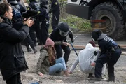 Umweltsch&uuml;tzer unter Schock: In einem Zeltlager der Umweltschutzgruppe "U4Green" wird w&auml;hrend eines Polizeieinsatzes ein Umweltaktivist erstochen aufgefunden. Ist die Tatperson in den eigenen Reihen oder sogar auf Seiten der Polizei zu finden?