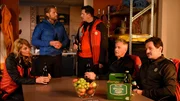 Markus (Sebastian Str&ouml;bel, 2. v. l.) Plan steht fest: Er wird die Bergretter verlassen. Katharina (Luise B&auml;hr, l.), Rudi (Michael Pascher, M.), Michi (Robert Lohr, 2. v. r.) und Tobi (Markus Brandl, r.) k&ouml;nnen es nicht glauben.