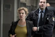 Sunny Palatzky (Margarita Broich) wurde verhaftet. Ein Polizist (Komparse) führt sie ab. Sunny Palatzky (Margarita Broich) wurde verhaftet. Ein Polizist (Komparse) führt sie ab.