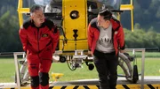 Wenn es um den Rettungshubschrauber geht, sind Michael (Robert Lohr, l.) und Rudi (Michael Pascher, r.) ein eingespieltes Team. Wenn es um den Rettungshubschrauber geht, sind Michael (Robert Lohr, l.) und Rudi (Michael Pascher, r.) ein eingespieltes Team.