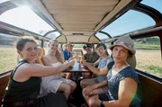 Die sechs Landfrauen fahren im Oldtimer-Bus durch das Markgräfler Land. v.li.: Judith Wohlfarth, Paula Altner, Katrin Humpfer, Sarah Schreiber, Anna Turonok, Myriam Sehringer Die sechs Landfrauen fahren im Oldtimer-Bus durch das Markgräfler Land. v.li.: Judith Wohlfarth, Paula Altner, Katrin Humpfer, Sarah Schreiber, Anna Turonok, Myriam Sehringer