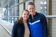 v.re.: Arzu Ritter (Arzu Bazman) und Anke Kaiser (Almuth Schult) in einer Drehpause v.re.: Arzu Ritter (Arzu Bazman) und Anke Kaiser (Almuth Schult) in einer Drehpause