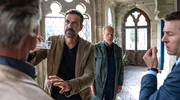 Kommissar Dupin (Pasquale Aleardi, 2.v.li.) schlichtet den Streit zwischen Jules (Jürgen Heinrich, 2.v.re.) und dem verfeindeten Winzer Jérôme Joly (Max Volkert Martens, li.) und seinem Sohn Yves (Florian Anderer, re.). Kommissar Dupin (Pasquale Aleardi, 2.v.li.) schlichtet den Streit zwischen Jules (Jürgen Heinrich, 2.v.re.) und dem verfeindeten Winzer Jérôme Joly (Max Volkert Martens, li.) und seinem Sohn Yves (Florian Anderer, re.).