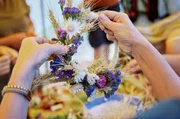 Die Gäste binden Blumenkränze. Die Gäste binden Blumenkränze.