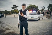 Will den Fremden für alles Mögliche zur Verantwortung ziehen: Detective Inspector Lachlan Rogers (Damon Herriman). Will den Fremden für alles Mögliche zur Verantwortung ziehen: Detective Inspector Lachlan Rogers (Damon Herriman).