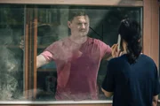 Robert erzählt Vera (Eva Meckbach, r.) am Telefon ein dunkles Geheimnis über ihren Mann Alex (Shenja Lacher, l.). Kann sie ihm jetzt noch vertrauen? Robert erzählt Vera (Eva Meckbach, r.) am Telefon ein dunkles Geheimnis über ihren Mann Alex (Shenja Lacher, l.). Kann sie ihm jetzt noch vertrauen?