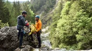 Auf der Suche nach der verschwundenen Sylvia finden Georg Haas (Leopold Hornung, l.) und Markus (Sebastian Str&ouml;bel, r.) ihren Rucksack. Doch Georgs Verhalten irritiert Markus &ndash; etwas stimmt hier nicht.