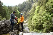 Auf der Suche nach der verschwundenen Sylvia finden Georg Haas (Leopold Hornung, l.) und Markus (Sebastian Str&ouml;bel, r.) ihren Rucksack. Doch Georgs Verhalten irritiert Markus - etwas stimmt hier nicht.