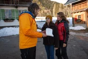 Eigentlich hatte Markus (Sebastian Ströbel, l.) vor, in Ruhe mit Mia (Mia-Sophie Ballauf, M.) über die Möglichkeit, ins Internat zu gehen, zu sprechen, doch in Katharinas (Luise Bähr, r.) Anwesenheit, kommt sie ihm zuvor. Eigentlich hatte Markus (Sebastian Ströbel, l.) vor, in Ruhe mit Mia (Mia-Sophie Ballauf, M.) über die Möglichkeit, ins Internat zu gehen, zu sprechen, doch in Katharinas (Luise Bähr, r.) Anwesenheit, kommt sie ihm zuvor.