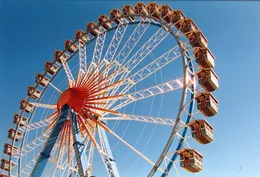 Ein traditioneller Mittelpunkt jeder Wiesn: Das Riesenrad. Weiteres Bildmaterial finden Sie unter www.br-foto.de.