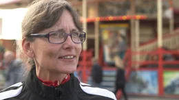 Doris Wiedemann ist Steilwandakrobatin auf der Wiesn.
