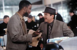 Lee Butters (Chris Rock, l.) und Leo Getz (Joe Pesci) machen sich einen Spa&szlig; auf Kosten von Murtaugh und Riggs.