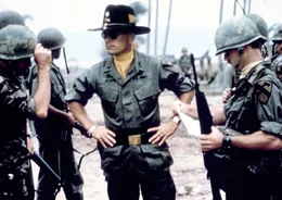 Der zynische Colonel Kilgore (Robert Duvall, Mitte) l&auml;sst ein ganzes Dorf ausradiert, nur damit seine Leute surfen k&ouml;nnen.