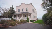Die Autorin Vicky und der Professor Muhammad möchten an die Küste von New Jersey ziehen. Für 1,2 Millionen Dollar suchen sie einen kleinen Neubau mit großer Wohnküche - am liebsten direkt am Meer und mit Blick auf die New Yorker Skyline. Das Haus soll trotzdem genug Platz für Muhammads Mutter haben, die ihn und seine Brüder abwechselnd besuchen kommt. Ihre Maklerin zeigt den beiden zwei Neubauten und einen Altbau. Diese unerwartete Option lässt sie zwischen neuen Funktionen und altem Charme entscheiden. Die Autorin Vicky und der Professor Muhammad möchten an die Küste von New Jersey ziehen. Für 1,2 Millionen Dollar suchen sie einen kleinen Neubau mit großer Wohnküche - am liebsten direkt am Meer und mit Blick auf die New Yorker Skyline. Das Haus soll trotzdem genug Platz für Muhammads Mutter haben, die ihn und seine Brüder abwechselnd besuchen kommt. Ihre Maklerin zeigt den beiden zwei Neubauten und einen Altbau. Diese unerwartete Option lässt sie zwischen neuen Funktionen und altem Charme entscheiden.
