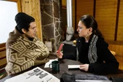 Als Simone (Tatjana Clasing) Maximilian (Francisco Medina) die Papiere für seine Flucht in sein geheimes Versteck bringt, ahnt sie noch nicht, dass Jenny kurz davor ist, ihren Plan zu durchkreuzen... Als Simone (Tatjana Clasing) Maximilian (Francisco Medina) die Papiere für seine Flucht in sein geheimes Versteck bringt, ahnt sie noch nicht, dass Jenny kurz davor ist, ihren Plan zu durchkreuzen...