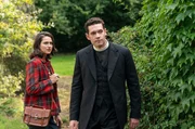 Will Davenport (Tom Brittney, r.) und Emse Keating (Skye Lucia Gegruttola, l.).