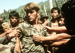 Captain Willard (Martin Sheen), ein vom Krieg gezeichneter US-Soldat, wird von Colonel Kurtz&rsquo; M&auml;nnern gefangen genommen.