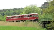 Ein Esslinger Triebwagen auf der Wieslauterbahn vor dem Hochstein, einer markanten Formation im Dahner Felsenland, Rheinland-Pfalz. Ein Esslinger Triebwagen auf der Wieslauterbahn vor dem Hochstein, einer markanten Formation im Dahner Felsenland, Rheinland-Pfalz.