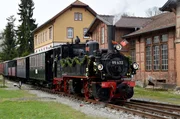 Die älteste in der Runde ist die Malletlok 99 633, gebaut von der Esslinger Maschinenfabrik 1900, bestens bekannt als die "Öchsle"-Lok und seit fast 25 Jahren Titellok der Sendung "Eisenbahn-Romantik". Die älteste in der Runde ist die Malletlok 99 633, gebaut von der Esslinger Maschinenfabrik 1900, bestens bekannt als die "Öchsle"-Lok und seit fast 25 Jahren Titellok der Sendung "Eisenbahn-Romantik".