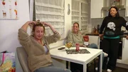 Mel (Mi.) und ihre Partnerin Nana (li.) wohnen zusammen in den Benz-Baracken. Auch Nanas Halbschwester Taddel (re.) ist dort zuhause und besucht das Paar regelmäßig, um zu quatschen. Mel (Mi.) und ihre Partnerin Nana (li.) wohnen zusammen in den Benz-Baracken. Auch Nanas Halbschwester Taddel (re.) ist dort zuhause und besucht das Paar regelmäßig, um zu quatschen.