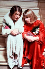 Mildred (Amanda Elwes) und Mrs. Grant (Josie Lawrence) unterhalten sie auf der Treppe. Mildred (Amanda Elwes) und Mrs. Grant (Josie Lawrence) unterhalten sie auf der Treppe.