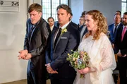 Ausgerechnet w&auml;hrend der Trauung von Toni (Diana Amft) und Rufus (Stephan Luca) bekommt Hans-J&uuml;rgen (Nikolaus Benda) den Trauring nicht mehr vom Finger.