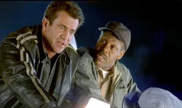 Bei einer n%chtlichen Angeltour werden Riggs (Mel Gibson), Murtaugh (Danny Glover) und ihr alter Freund, der exzentrische Privatschn&cedil;ffler Getz, von einem Frachter gerammt...