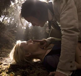Er ist sich sicher, dass sein Herz bereits einer anderen geh&ouml;rt, doch Tristan (Charlie Cox, oben) kann sich der Sch&ouml;nheit von Yvaine (Claire Danes, unten) kaum entziehen ...