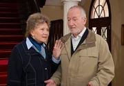 10 Uhr im Ersten. Alfons (Sepp Schauer, r.) muss zugeben, dass sich Emma beim Tanzen besser führen lässt als Hildegard (Antje Hagen, l.). 10 Uhr im Ersten. Alfons (Sepp Schauer, r.) muss zugeben, dass sich Emma beim Tanzen besser führen lässt als Hildegard (Antje Hagen, l.).