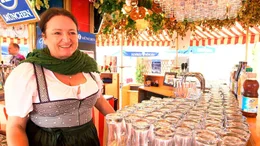 Claudia Fahrenschon, Wirtin des Wei&szlig;bierkarussells.