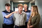 Der Krankenpfleger Ronny Kardek (Janek Rieke) soll in einem Hotel randaliert und Gäste angegriffen haben, doch er erinnert sich an nichts. Ungünstig, denn er und seine Frau Silke (Anna König) wollen einen kleinen Jungen adoptieren... (l. und 2.v.r. Komparsen) Der Krankenpfleger Ronny Kardek (Janek Rieke) soll in einem Hotel randaliert und Gäste angegriffen haben, doch er erinnert sich an nichts. Ungünstig, denn er und seine Frau Silke (Anna König) wollen einen kleinen Jungen adoptieren... (l. und 2.v.r. Komparsen)