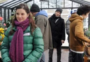 Martin (David Paryla, M.) kann sich der Anziehungskraft von Kira (Mareike Lindenmeyer, l.) nicht entziehen (mit Komparsen). Martin (David Paryla, M.) kann sich der Anziehungskraft von Kira (Mareike Lindenmeyer, l.) nicht entziehen (mit Komparsen).